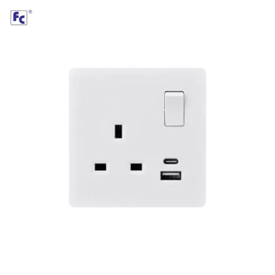 فيش 13 امبير مع 2 شاحن 3*3  ابيض - اف سي 