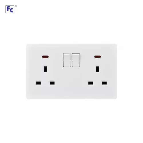 فيش 13 امبير مزدوج بمفتاح ولمبة 3*6 ابيض - اف سي 