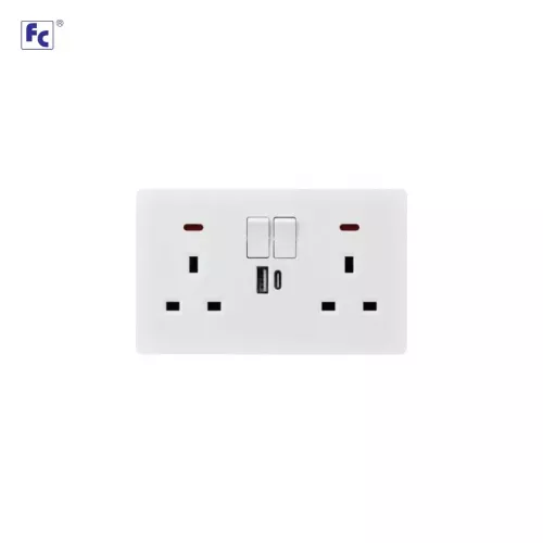 فيش 13 امبير مزدوج مع 2 شاحن بمفتاح ولمبة 3*6 ابيض - اف سي 