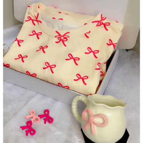 بوكس بلوفر الفيونكه بكمام طويلة وكوب قهوه من نفس التصميم 