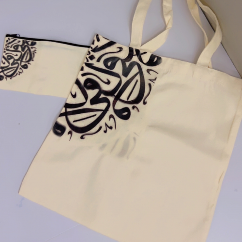 توت باق حقيبة كتاف من القماش ,بسيطة وأنيقة ،بسعة كبيرة و مناسبة الجميع الأحتياجات اليومية , وتضيفون بعض التصميم الخاصه والشخصيات الكرتونية وأيضا بعض قصص الخيال