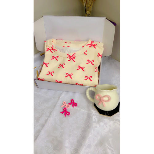 بوكس بلوفر الفيونكه بكمام طويلة وكوب قهوه من نفس التصميم 