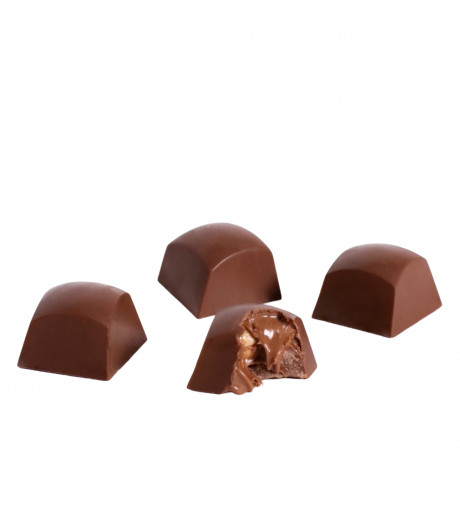 شوكولاته بكريمة البندق مع بندق