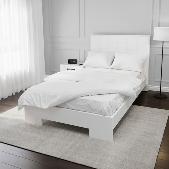 سرير مودرن خشبي أبيض مع كمودينو جانبي عملي