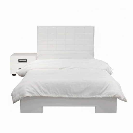 سرير مودرن خشبي أبيض مع كمودينو جانبي عملي