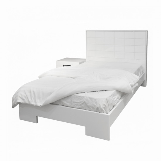 سرير مودرن خشبي أبيض مع كمودينو جانبي عملي