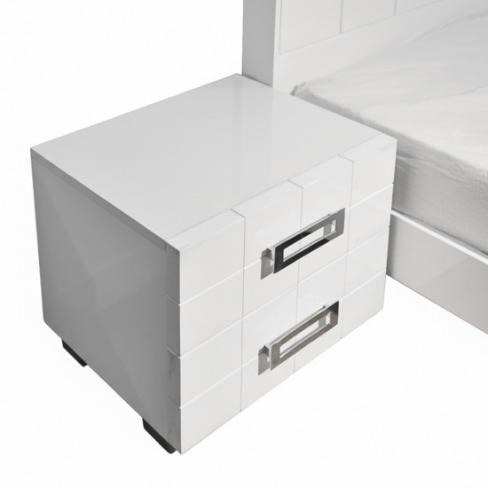 سرير مودرن خشبي أبيض مع كمودينو جانبي عملي