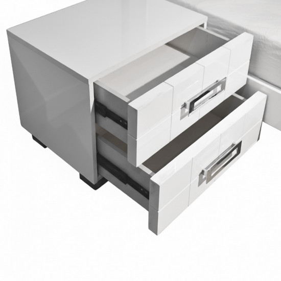 سرير مودرن خشبي أبيض مع كمودينو جانبي عملي