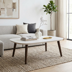 طاولة شاي بيضاء مع أرجل خشبية داكنة