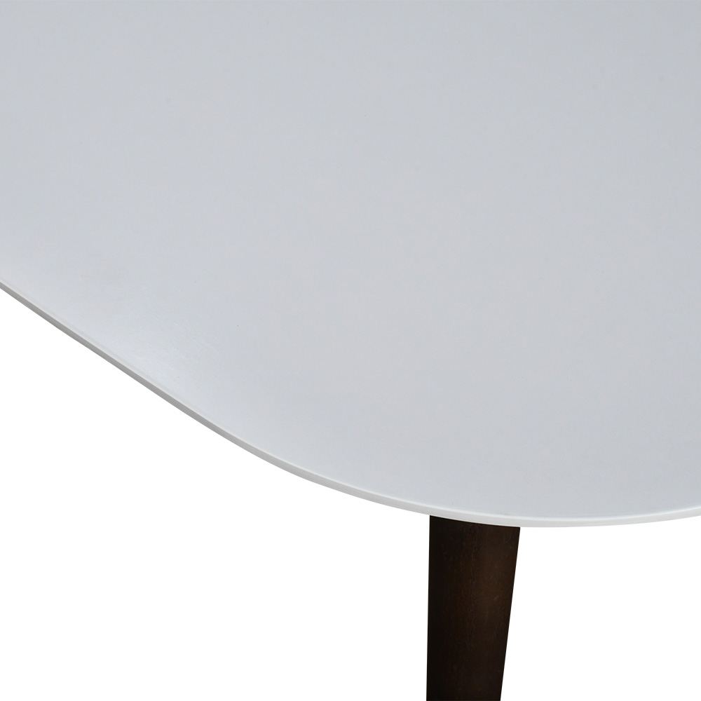 طاولة شاي بيضاء مع أرجل خشبية داكنة