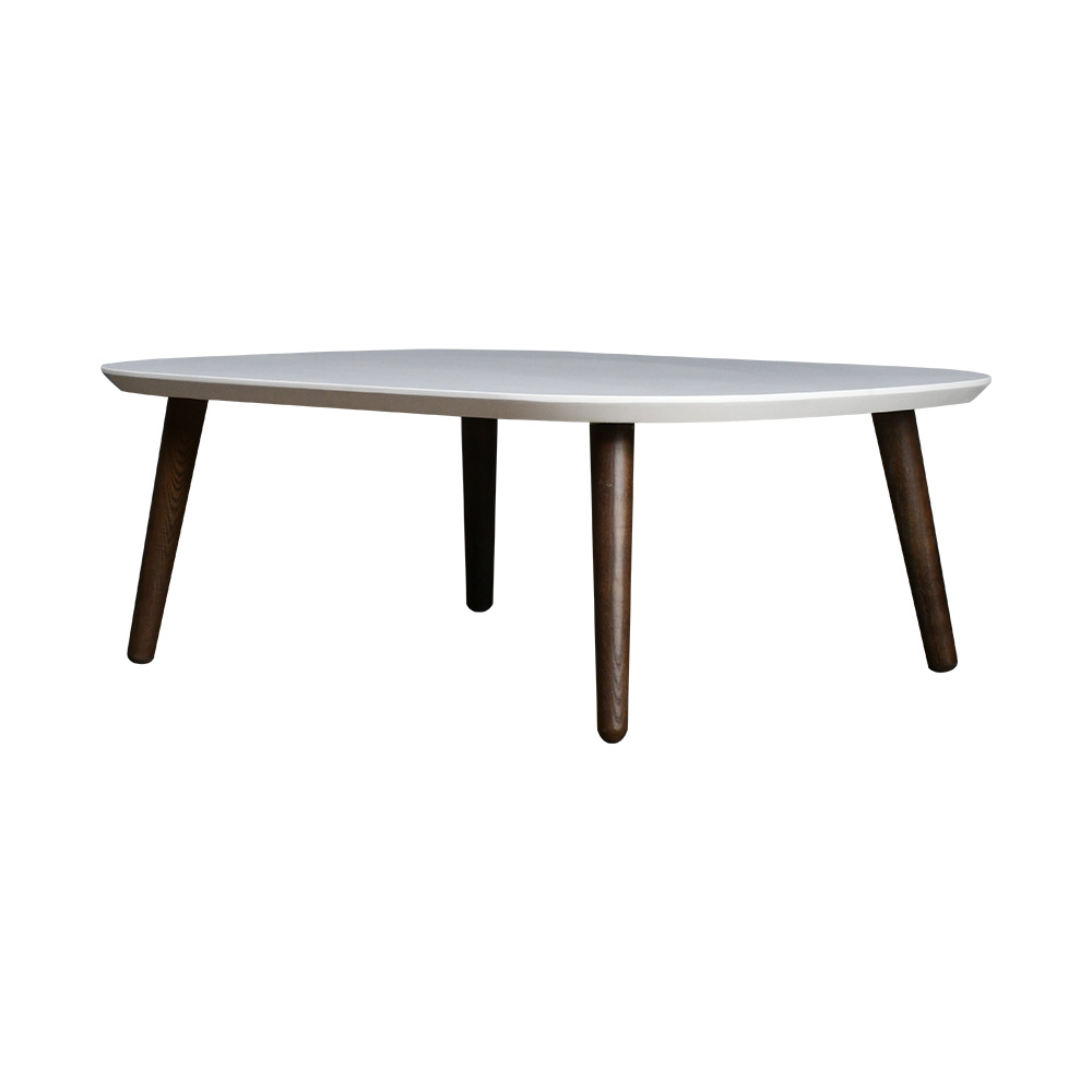 طاولة شاي بيضاء مع أرجل خشبية داكنة