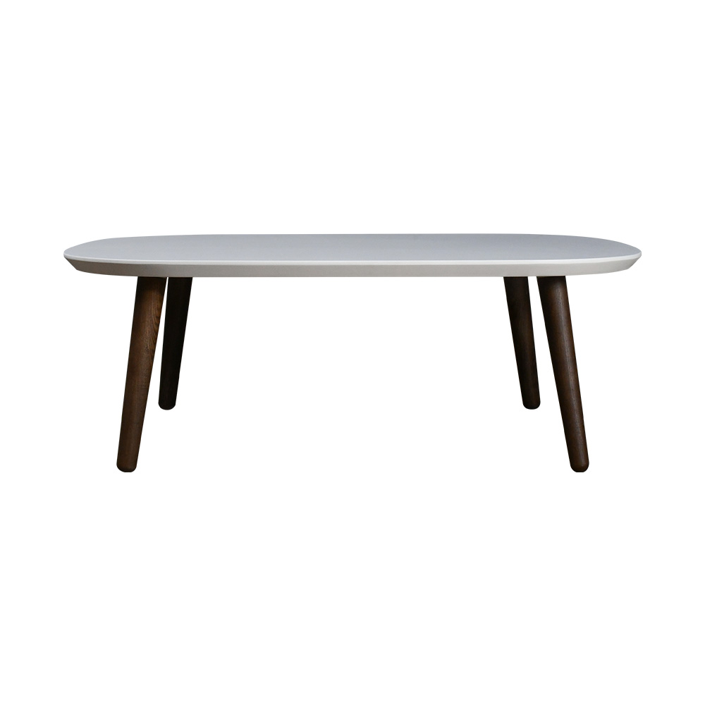 طاولة شاي بيضاء مع أرجل خشبية داكنة