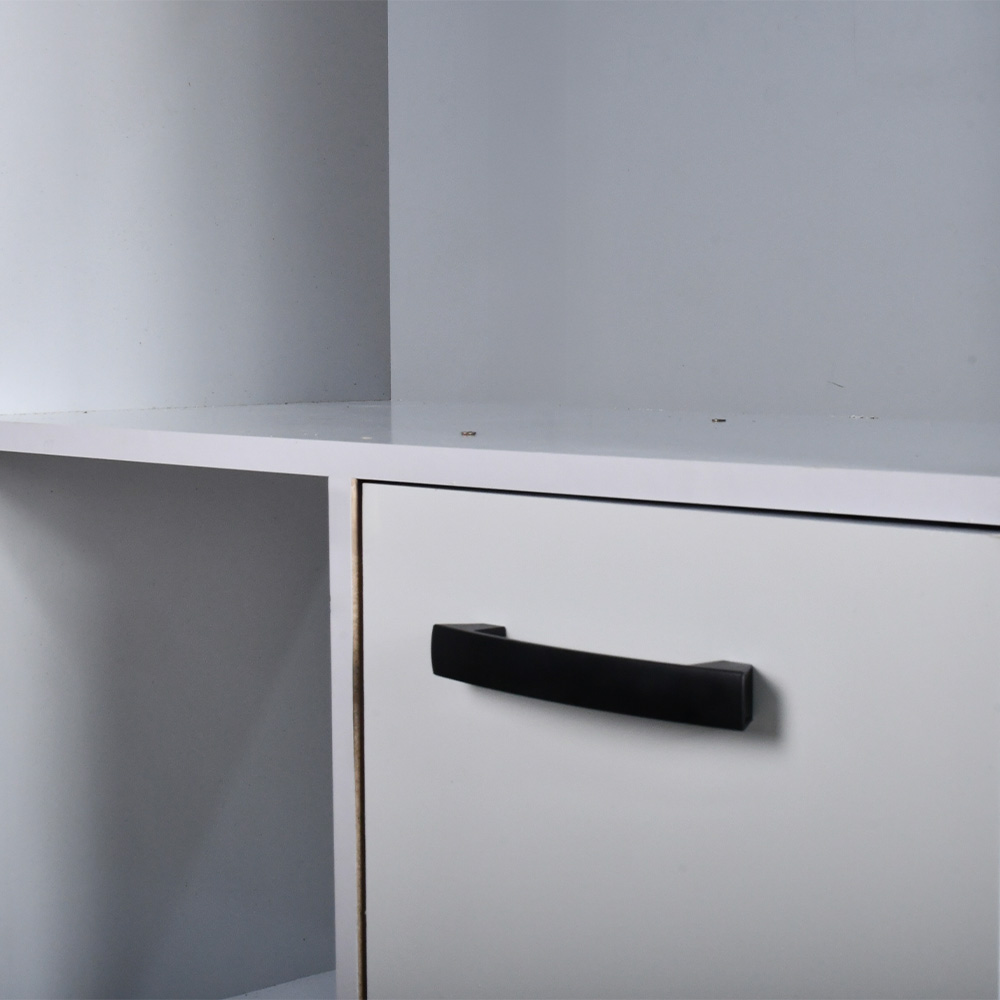 مكتبة تخزين أبيض عالية ببابين ورفوف مفتوحة تصميم مودرن