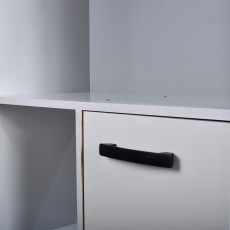 مكتبة تخزين أبيض عالية ببابين ورفوف مفتوحة تصميم مودرن