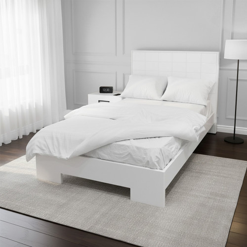 سرير مودرن خشبي أبيض مع كمودينو جانبي عملي