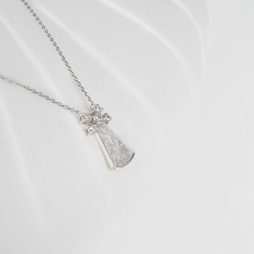 عقد فضة مطلي بالذهب الأبيض مرصعة بحجر الزركون الأبيض باللون صدفية 