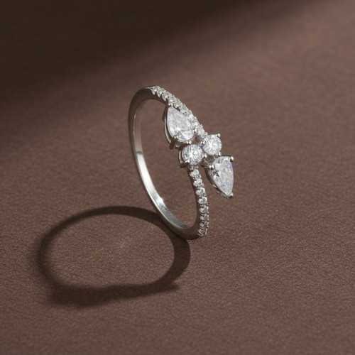 خاتم فضة مطلي بالذهب الأبيض مرصعة بحجر الزركون الأبيض 