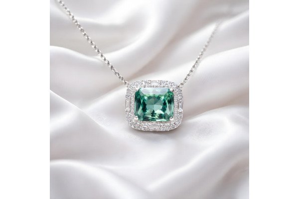 عقد فضة مطلي بالذهب الأبيض عيار 925مرصعة بحجر الزركون الأبيض والاخضر عقد فضة مطلي بالذهب الأبيض عيار 925مرصعة بحجر الزركون الأبيض والاخضر