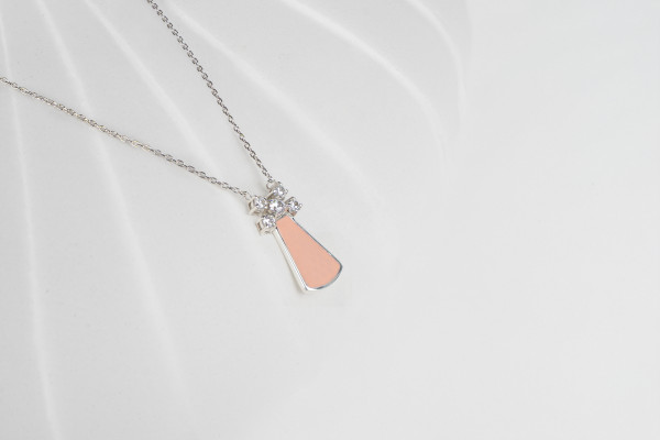 عقد فضة مطلي بالذهب الأبيض مرصعة بحجر الزركون الأبيض باللون الخربزي (وردي ) عقد فضة مطلي بالذهب الأبيض مرصعة بحجر الزركون الأبيض باللون الخربزي (وردي )