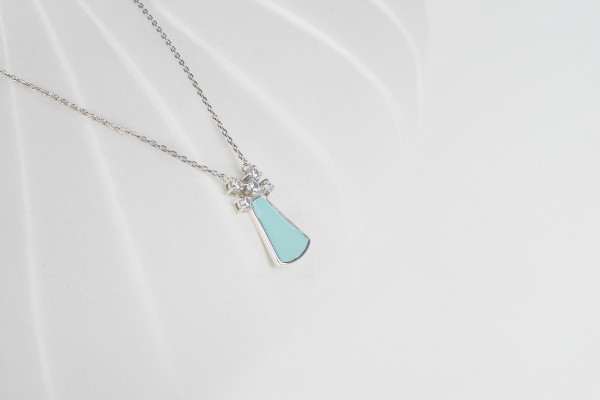 عقد فضة مطلي بالذهب الأبيض مرصعة بحجر الزركون الأبيض باللون الأزرق عقد فضة مطلي بالذهب الأبيض مرصعة بحجر الزركون الأبيض باللون الأزرق