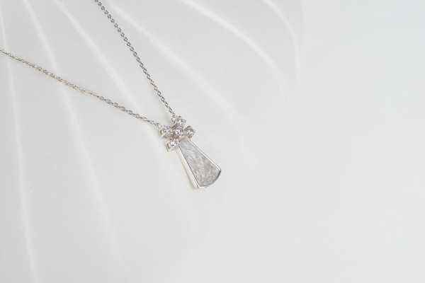 عقد فضة مطلي بالذهب الأبيض مرصعة بحجر الزركون الأبيض باللون صدفية عقد فضة مطلي بالذهب الأبيض مرصعة بحجر الزركون الأبيض باللون صدفية