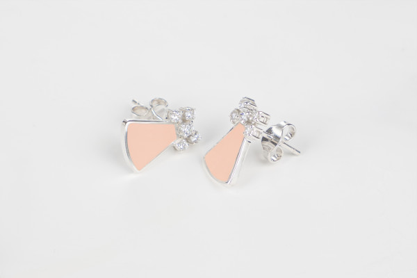 أقراط فضة مطلية بالذهب الأبيض مرصعة بحجر الزركزن الأبيض بللون الخربزي ( وردي ) أقراط فضة مطلية بالذهب الأبيض مرصعة بحجر الزركزن الأبيض بللون الخربزي ( وردي )