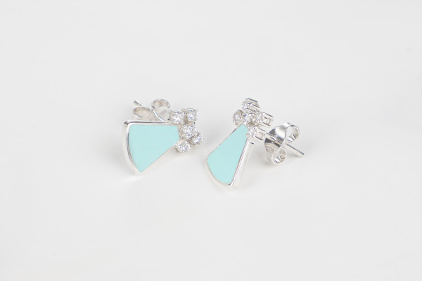 أقراط فضة مطلية بالذهب الأبيض مرصعة بحجر الزركزن الأبيض بللون الأزرق أقراط فضة مطلية بالذهب الأبيض مرصعة بحجر الزركزن الأبيض بللون الأزرق