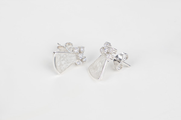 أقراط فضة مطلية بالذهب الأبيض مرصعة بحجر الزركون الأبيض بلون الصدفية أقراط فضة مطلية بالذهب الأبيض مرصعة بحجر الزركون الأبيض بلون الصدفية