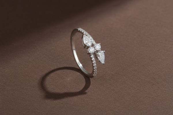 خاتم فضة مطلي بالذهب الأبيض مرصعة بحجر الزركون الأبيض 