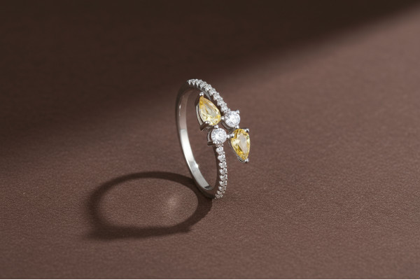 خاتم فضة مطلي بالذهب الأبيض مرصعة بحجر الزركون الأبيض والأصفر