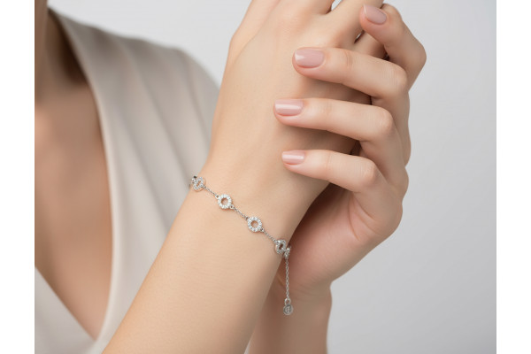 أسوارة فضة مطلية بالذهب الأبيض مرصعة بحجر الزركون الأبيض