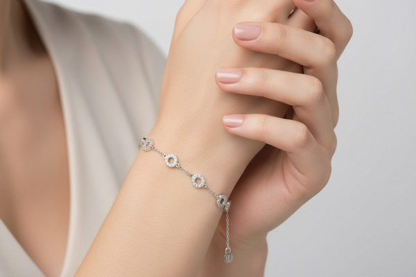 أسوارة فضة مطلية بالذهب الأبيض مرصعة بحجر الزركون الأبيض