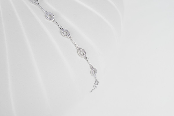 أسوارة فضة مطلية بالذهب الأبيض مرصعة بحجر الزركون الأبيض