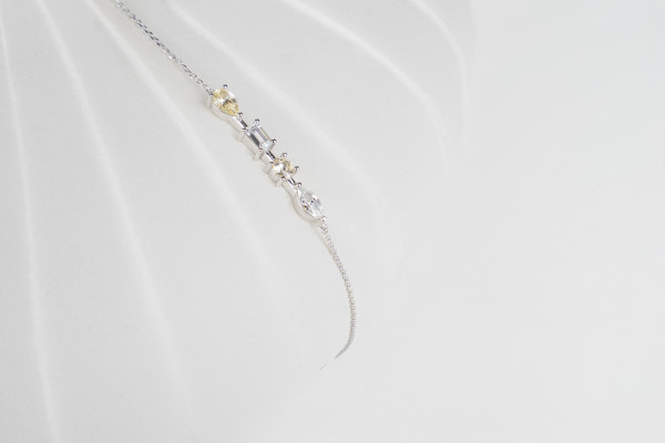 أسوارة فضة مطلية بالذهب الأبيض مرصعة بحجر الزركون الأبيض والأصفر أسوارة فضة مطلية بالذهب الأبيض مرصعة بحجر الزركون الأبيض والأصفر