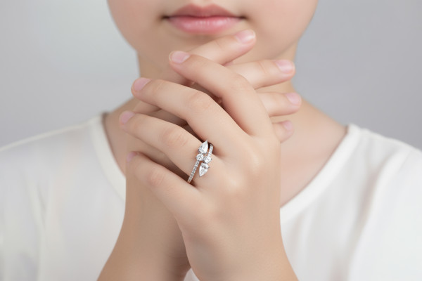 خاتم فضة مطلي بالذهب الأبيض مرصعة بحجر الزركون الأبيض 