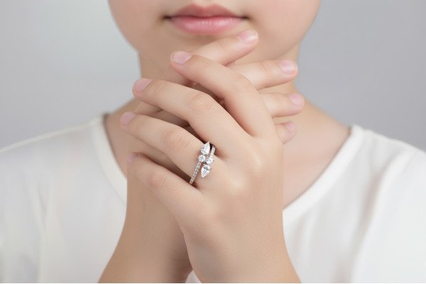 خاتم فضة مطلي بالذهب الأبيض مرصعة بحجر الزركون الأبيض 