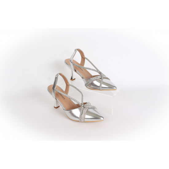 كعب رسمي بأحزمة لامعة