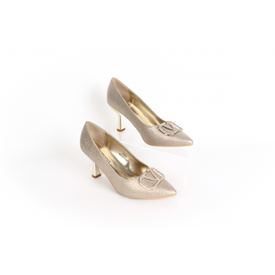 كعب Pump بمقدمة مدببة مع مشبك كريستال