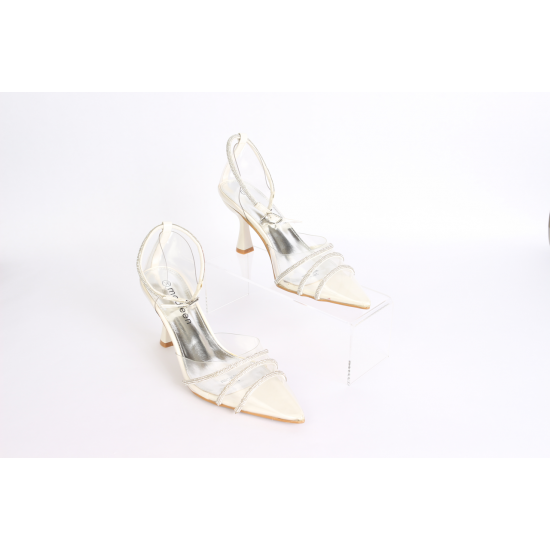 صنادل بكعب نسائية بأحزمة عصرية