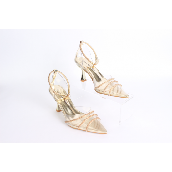 صنادل بكعب نسائية بأحزمة عصرية