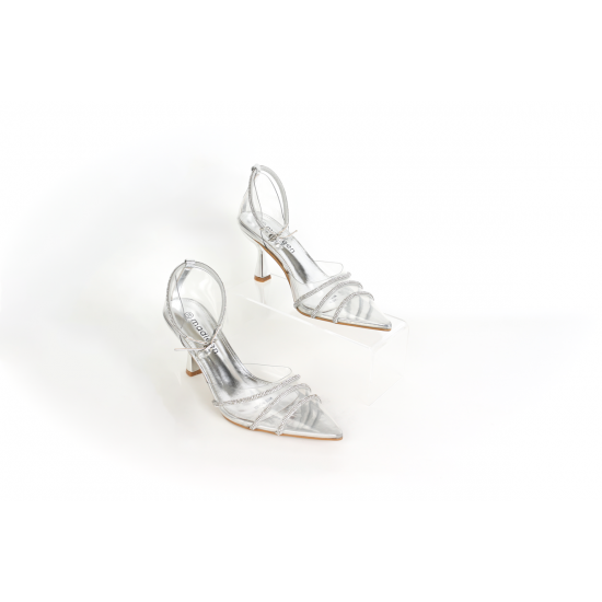 صنادل بكعب نسائية بأحزمة عصرية