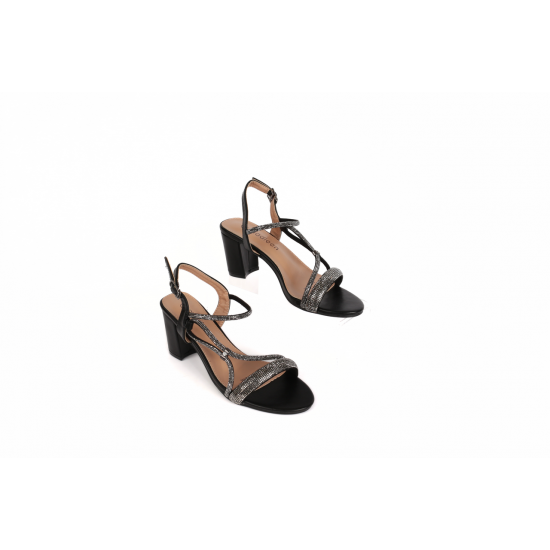 كعب عريض مع حزام كاحل وأحزمة مزخرفة