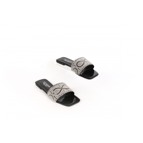 حذاء مسطح بواجهة مزخرفة