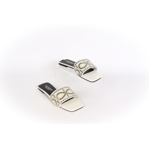 حذاء مسطح بواجهة مزخرفة حذاء مسطح بواجهة مزخرفة