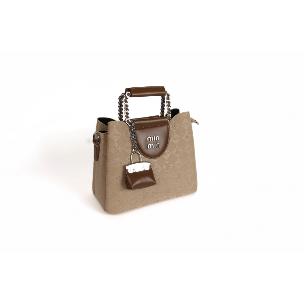 حقيبة أنيقة بتفصيلة قفل