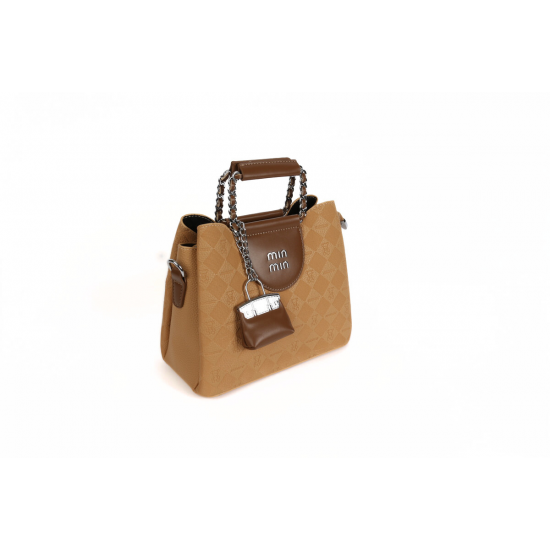 حقيبة أنيقة بتفصيلة قفل