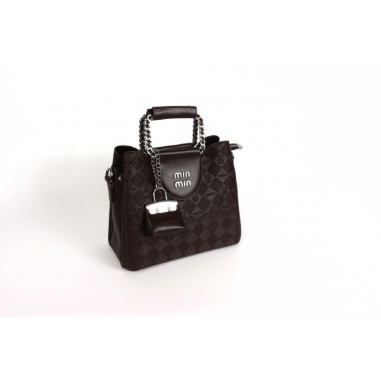 حقيبة أنيقة بتفصيلة قفل