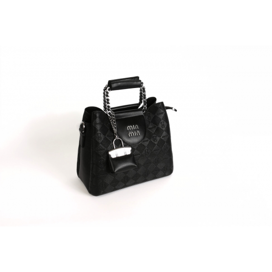 حقيبة أنيقة بتفصيلة قفل