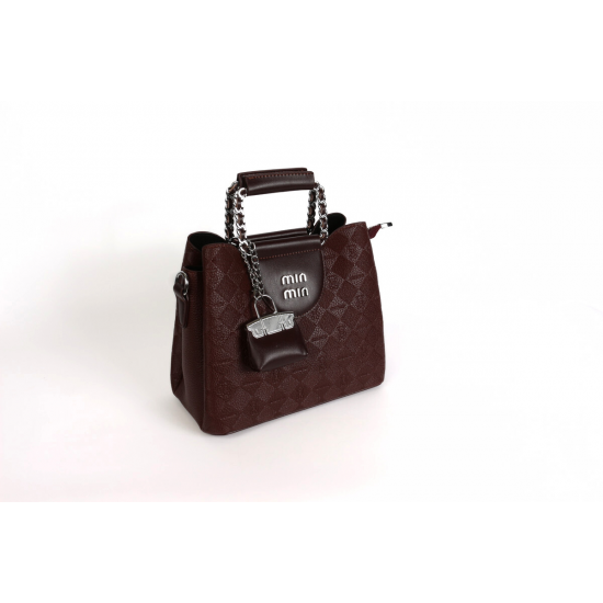 حقيبة أنيقة بتفصيلة قفل