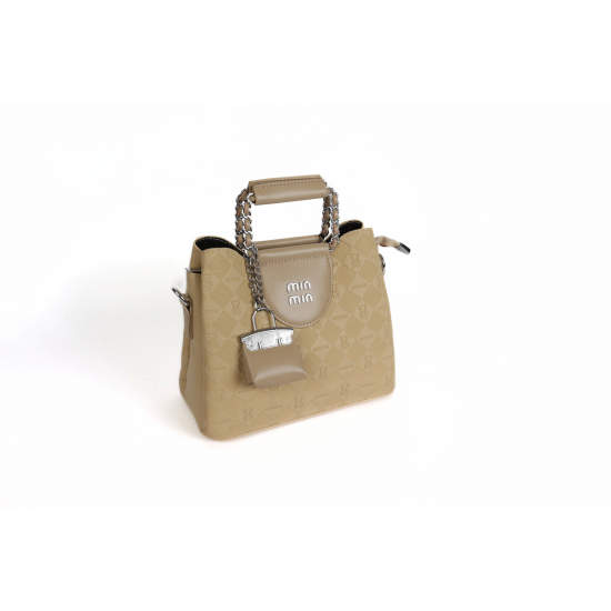 حقيبة أنيقة بتفصيلة قفل